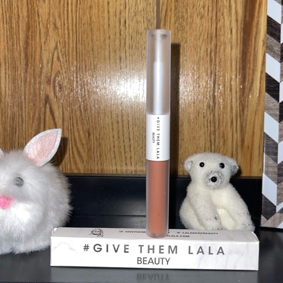 GIVE THEM LALA Beauty Matte & Moisture 2 in 1 Lip Duo Wand In Birthday Suit - Picture 9 of 10